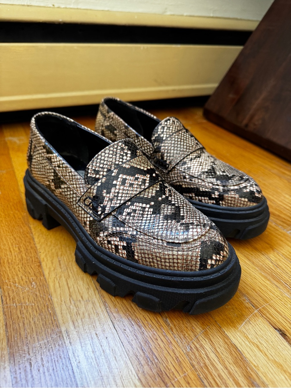 Snakeskin loafer